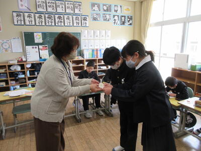 お礼の手作りしおりを渡しました。